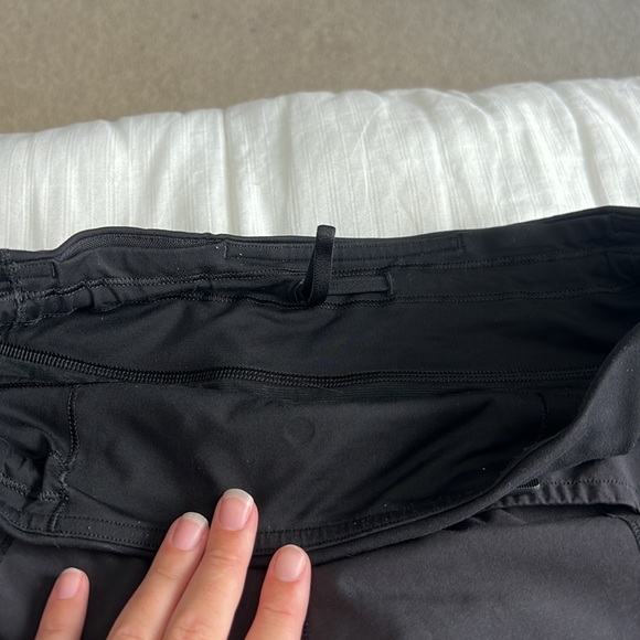 Black LuluLemon Speed Up Shorts 2.5 size 4 - Picture 3 of 3
